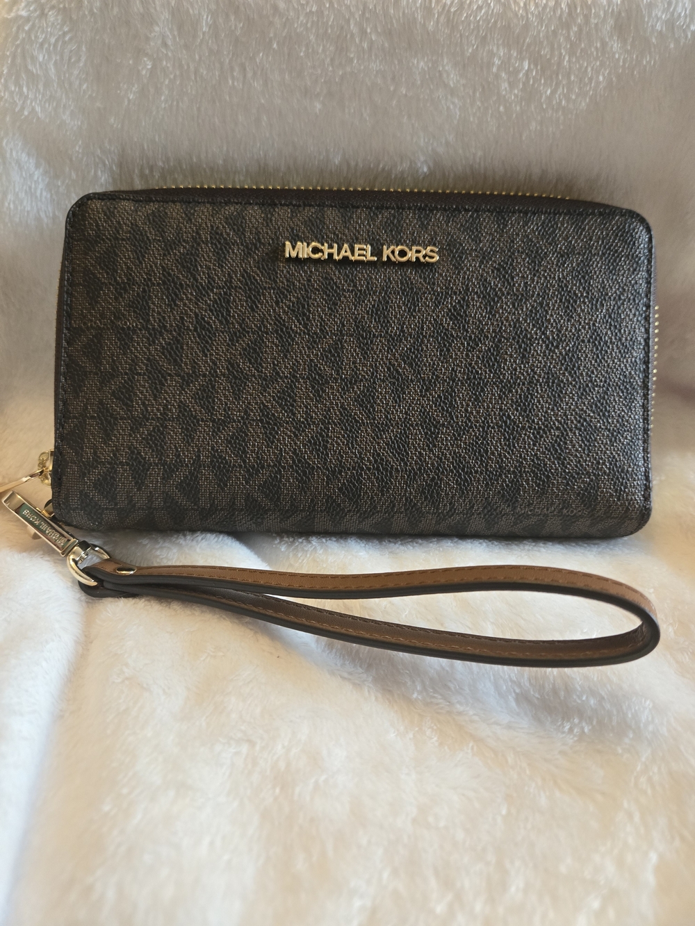 NWOT Michael Kores Jet Set Signature Logo 7 1/2 × 4 1/2 Brown Wristlet